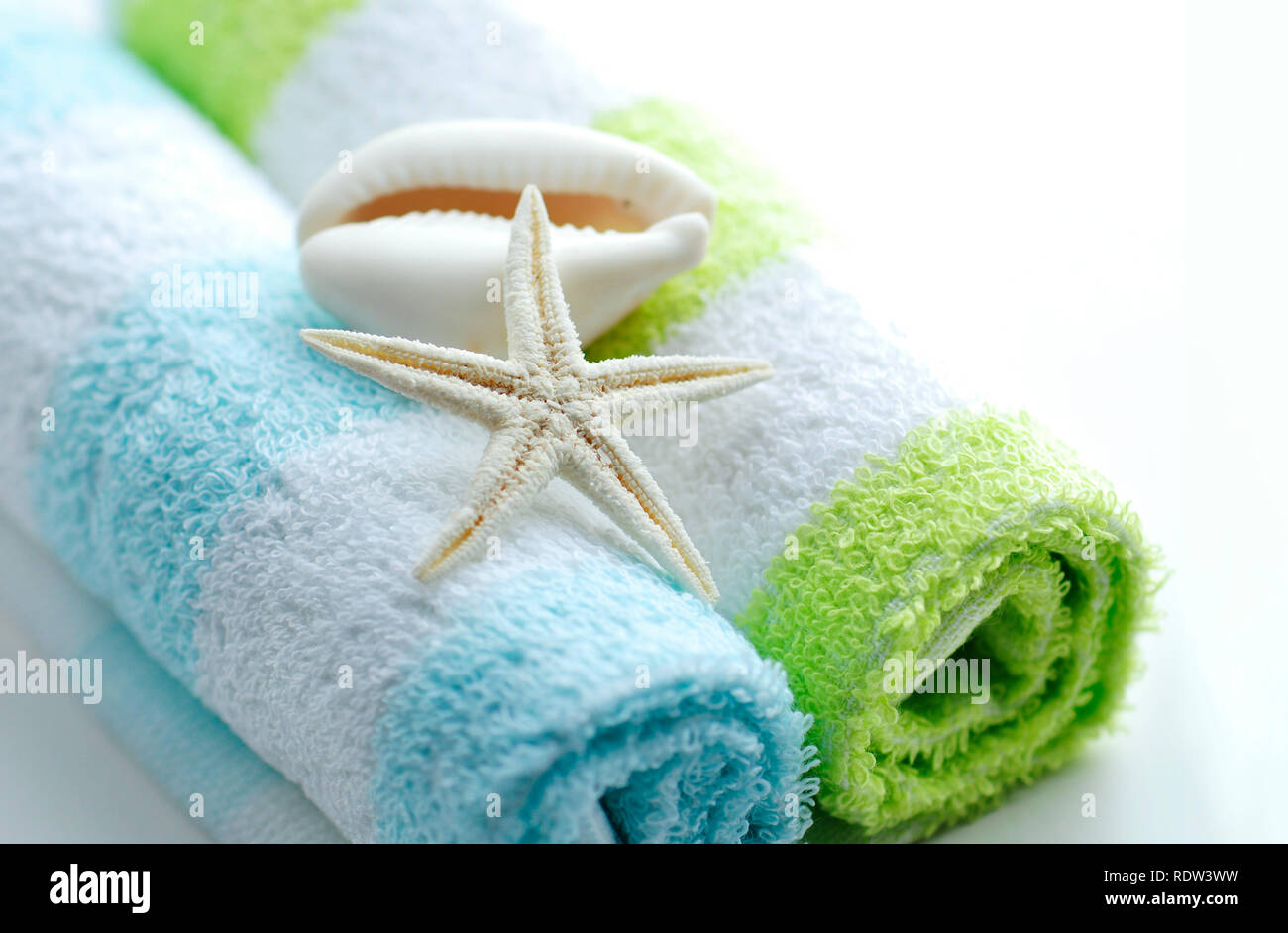 Schöne Muscheln und Handtücher oder Servietten auf, während im Hintergrund. Spa Objekte und Hintergrund. Stockfoto