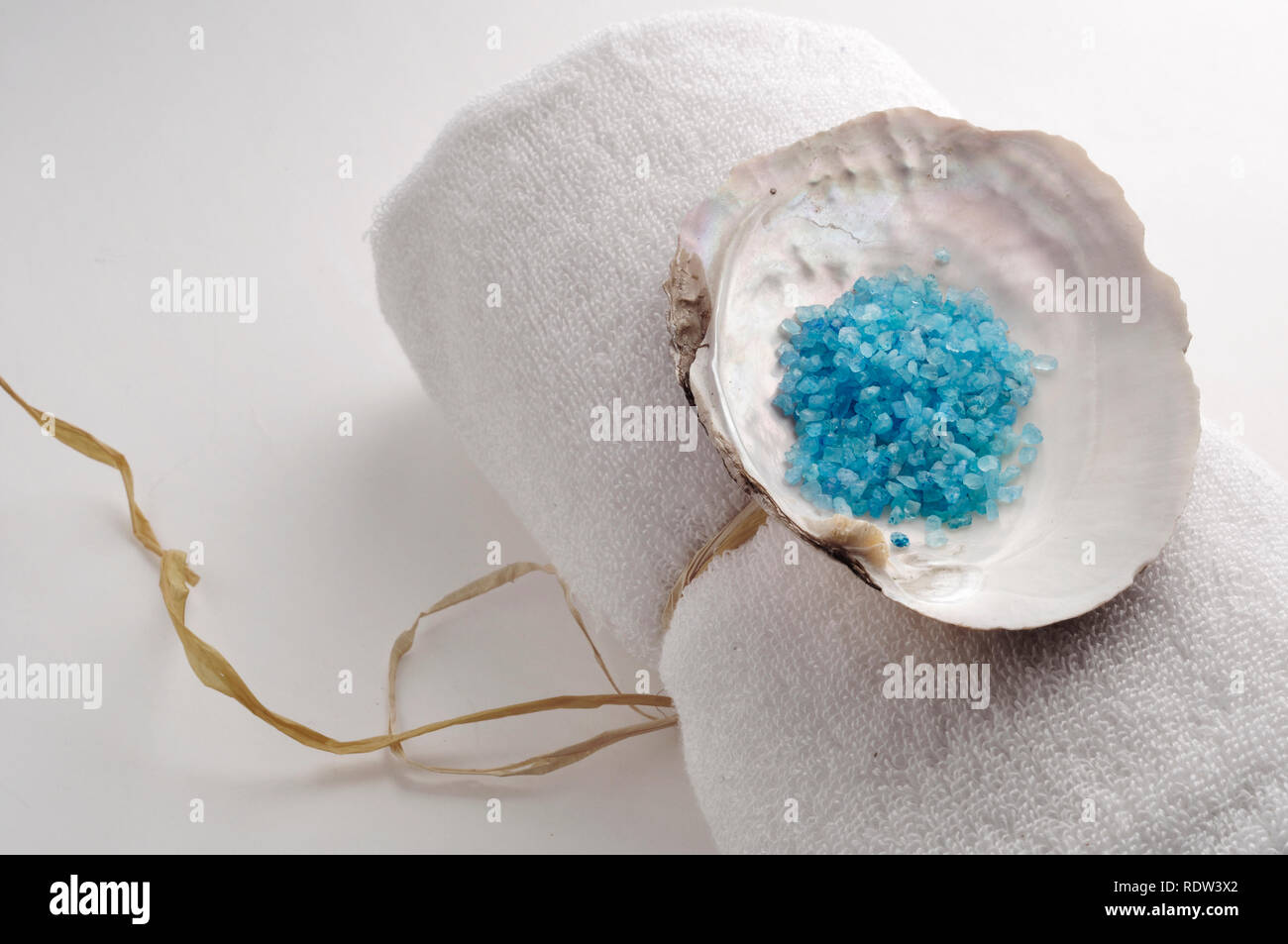 Ein schaumbad Seife Granulat in einer natürlichen shell-spa Objekte Stockfoto