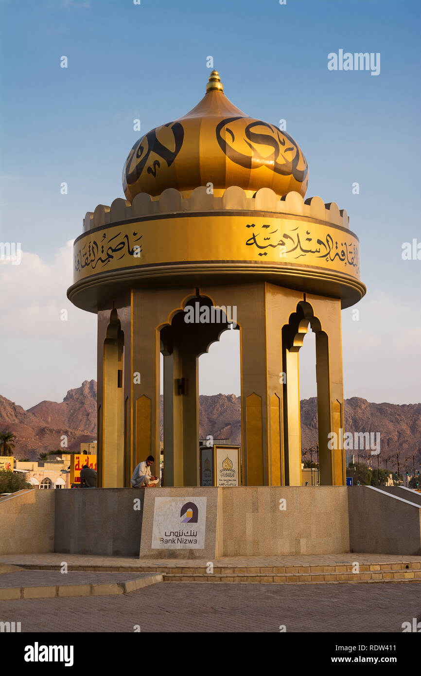 Nizwa, Oman - November 1, 2018: Symbol von Nizwa, die Hauptstadt der Islamischen Kultur mit den Menschen an der Basis sitzen Stockfoto