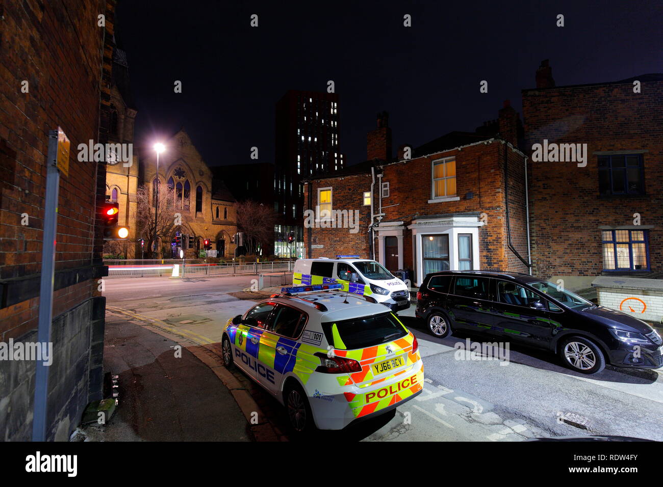 Fahrzeuge der Polizei auf Lodge Straße im Zentrum der Stadt Leeds Stockfoto