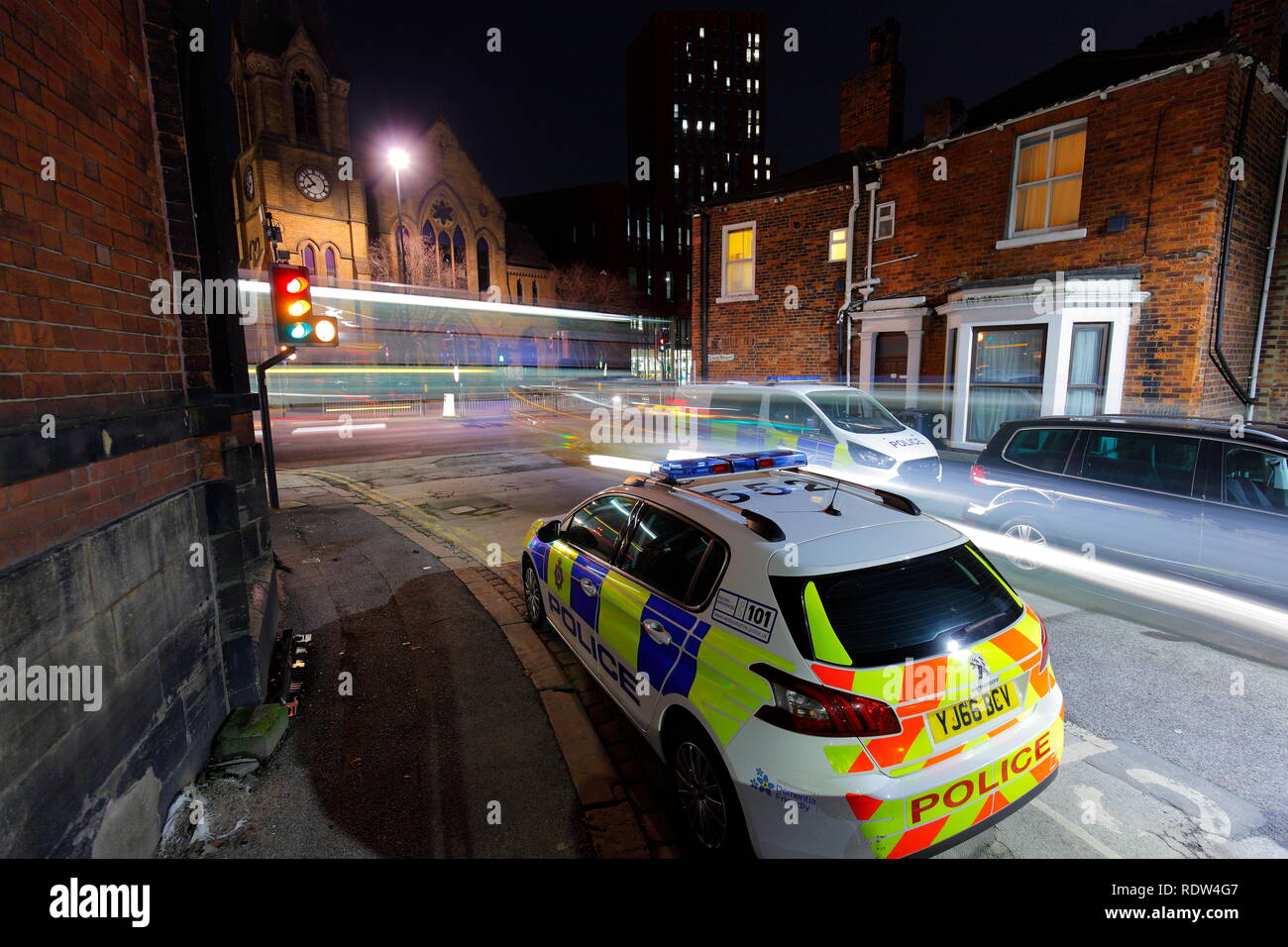 Fahrzeuge der Polizei auf Lodge Straße im Zentrum der Stadt Leeds Stockfoto
