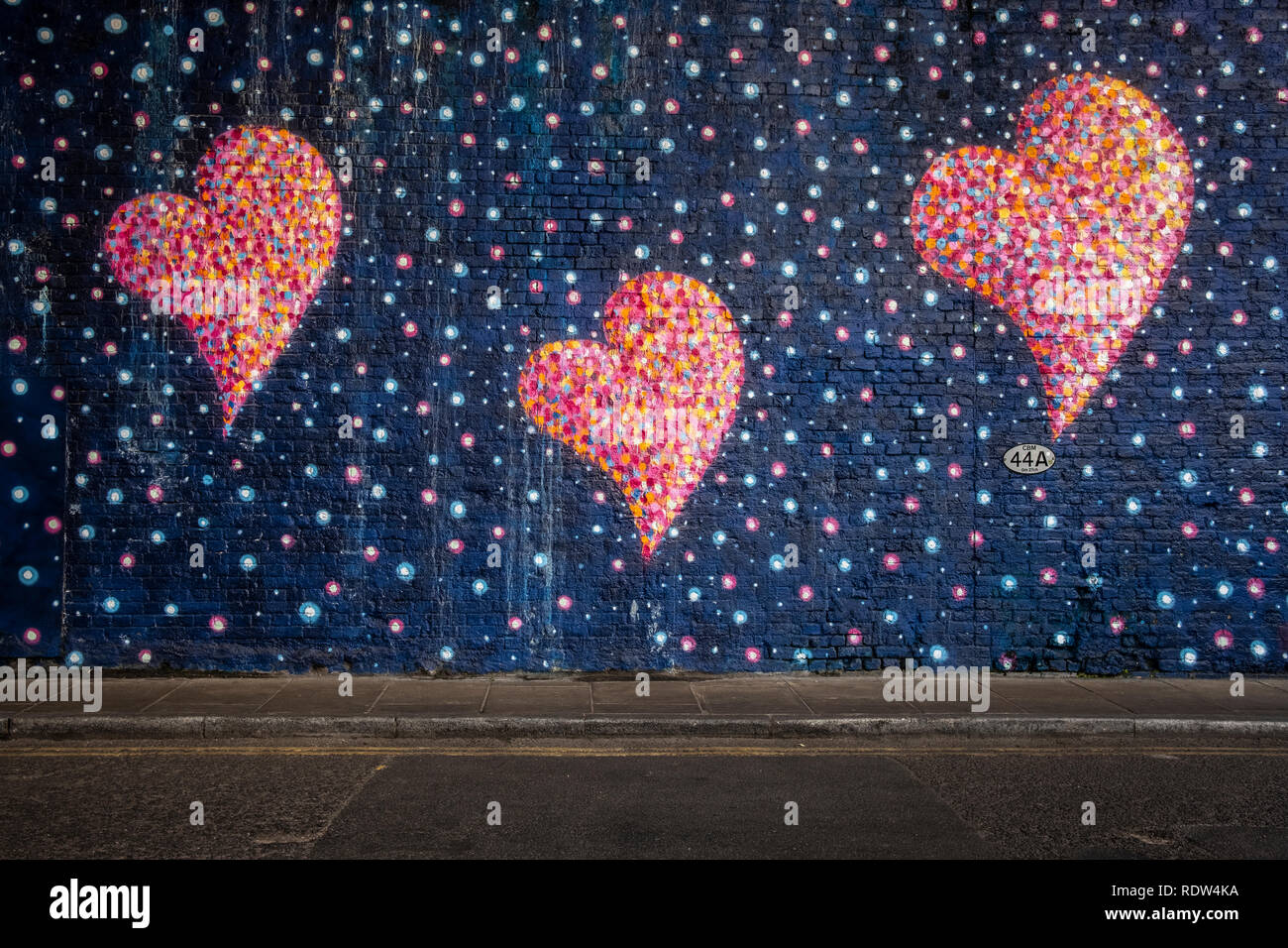 London, England - 10 Juni 2018: Drei rosa Herzen an der Wand von London Stockfoto