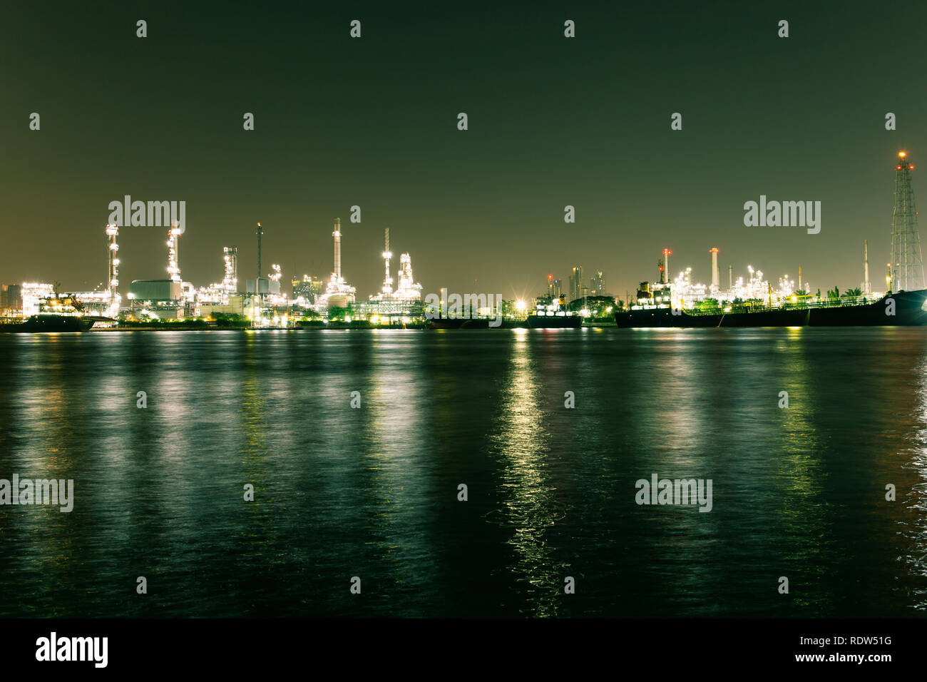 Nacht Zeit Ölraffinerie Industrie Anlage. Blick auf Gas processing Factory. Öl- und Gasindustrie petrochemische Anlage in Bangkok, Thailand Stockfoto