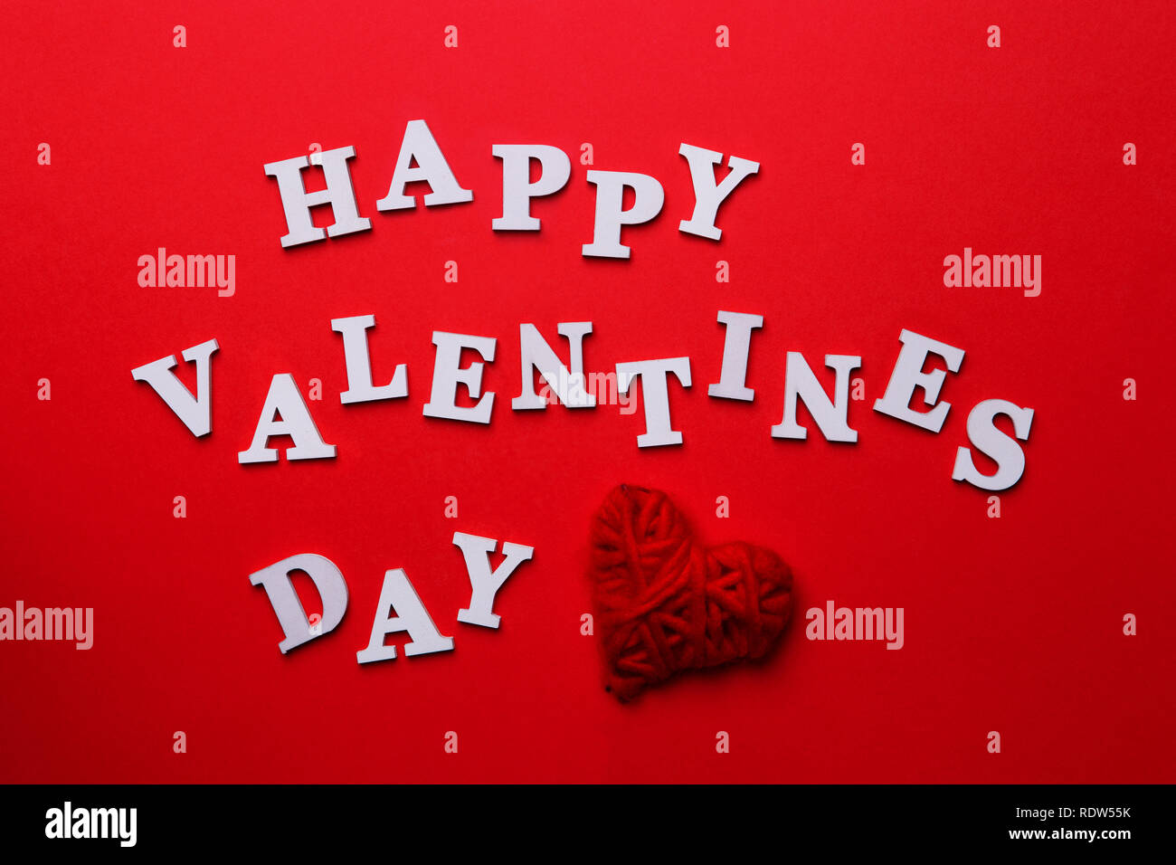 Happy Valentine's Day. Die Inschrift des weißen Buchstaben. Stockfoto