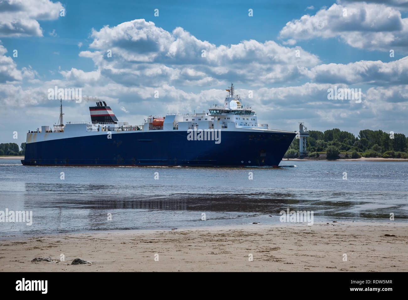 Ro-ro-Schiff auf der Elbe in der Nähe von Hamburg Stockfoto