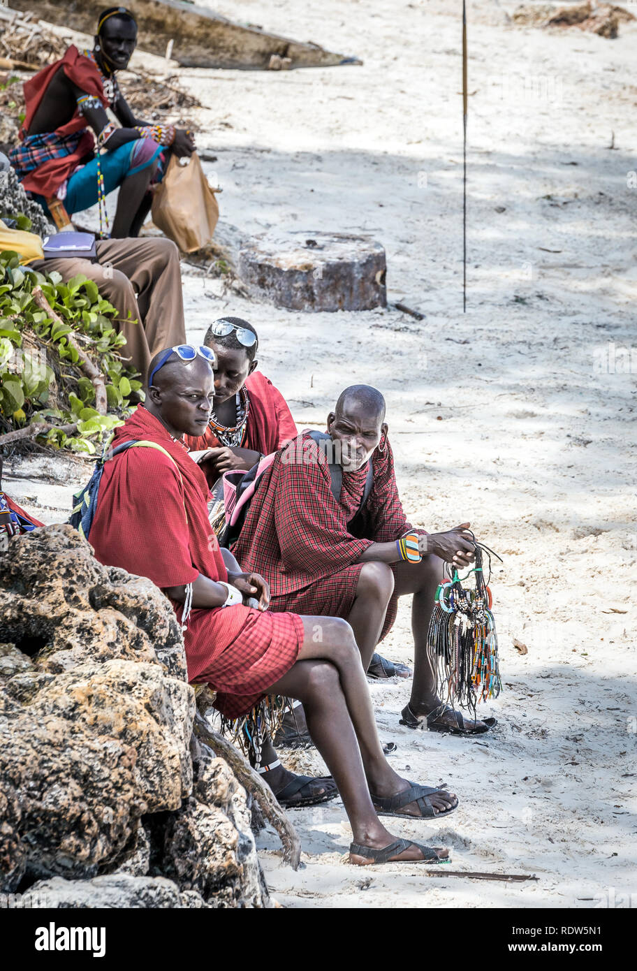 DIANI BEACH, KENIA - Oktober 14, 2018: Unindentified afrikanische Männer tragen traditionelle Masai Kleidung am Diani Beach, Kenia Stockfoto