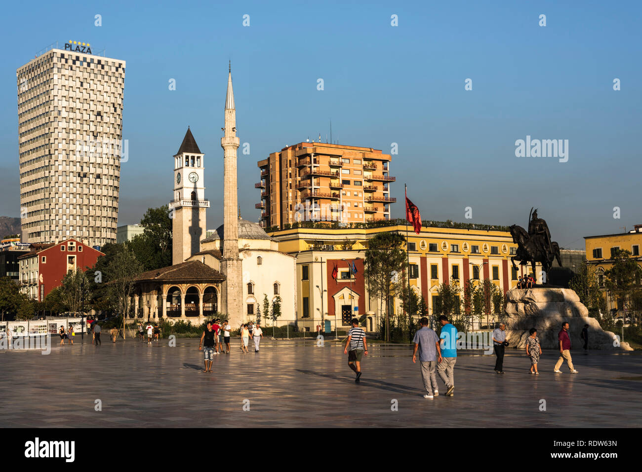 Die einheimischen an Skanderbeg Square am frühen Abend vor dem Plaza Hotel, Et'Hem Bey Moschee und Skanderbeg Statue Stockfoto