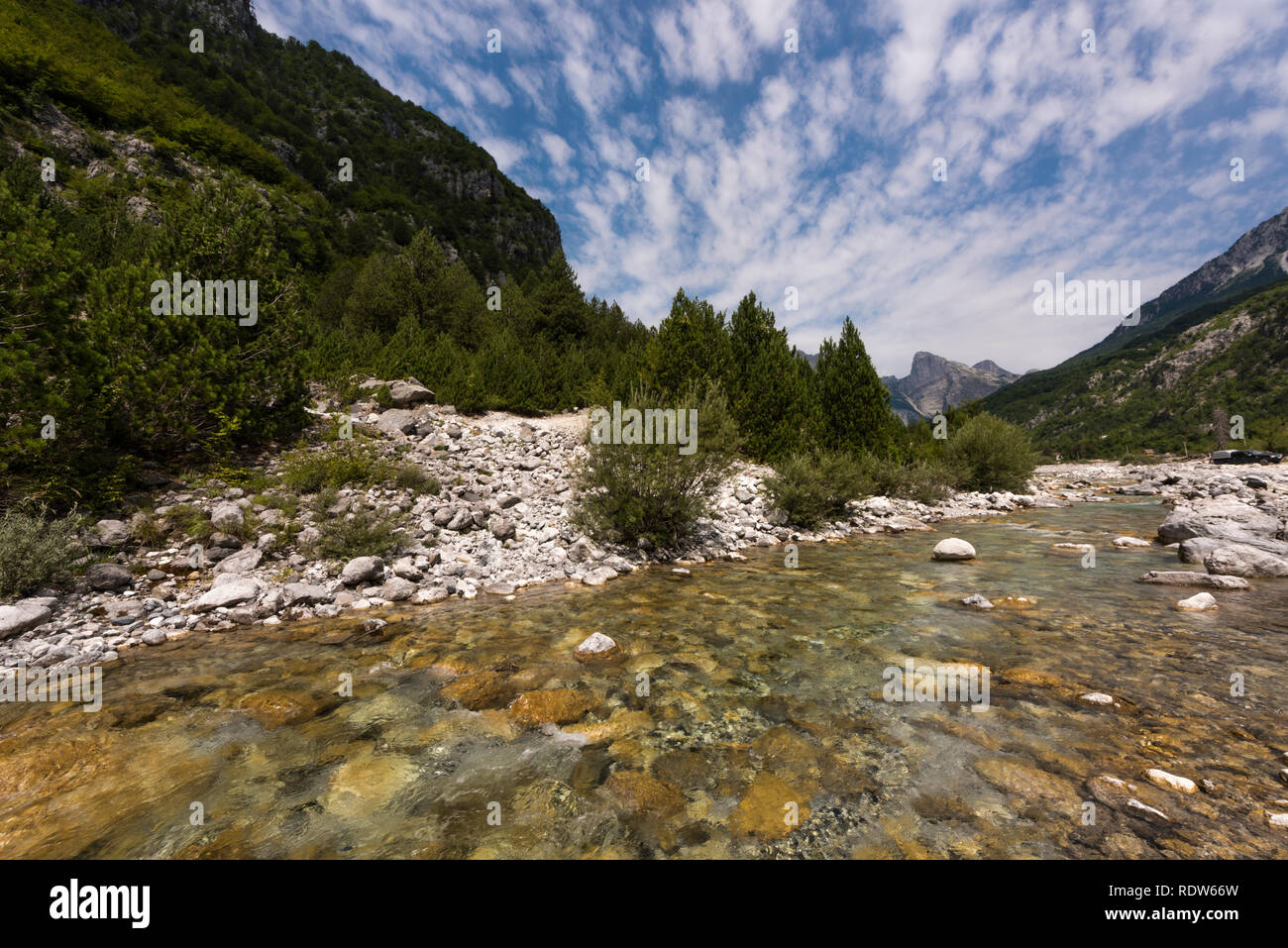 Clear Mountain River Theth im malerischen Theth Nationalpark, Shkodra, Albanien Stockfoto