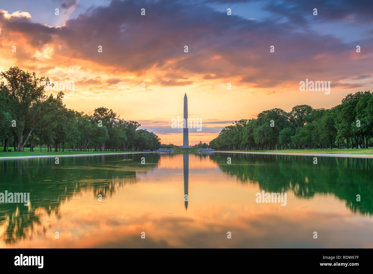 Washington Monument auf der reflektierenden Pool in Washington, D.C., USA in der Morgendämmerung. Stockfoto