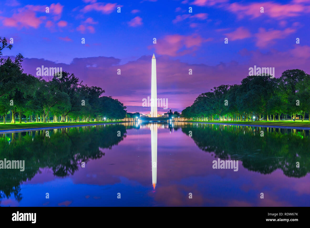 Washington Monument auf der reflektierenden Pool in Washington, D.C., USA in der Morgendämmerung. Stockfoto