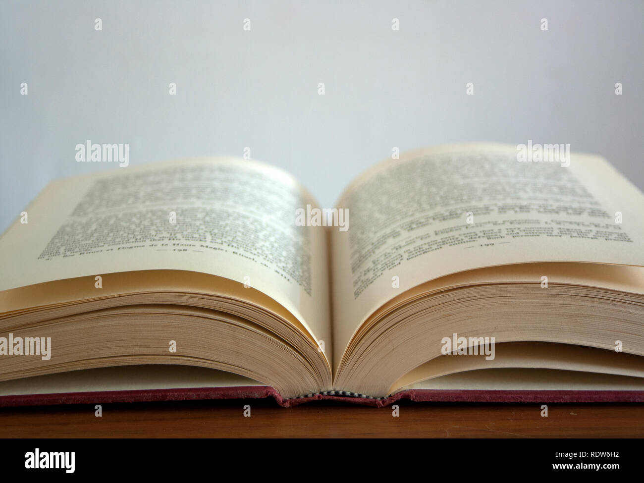 Ein offenes Buch auf dem Tisch Stockfoto