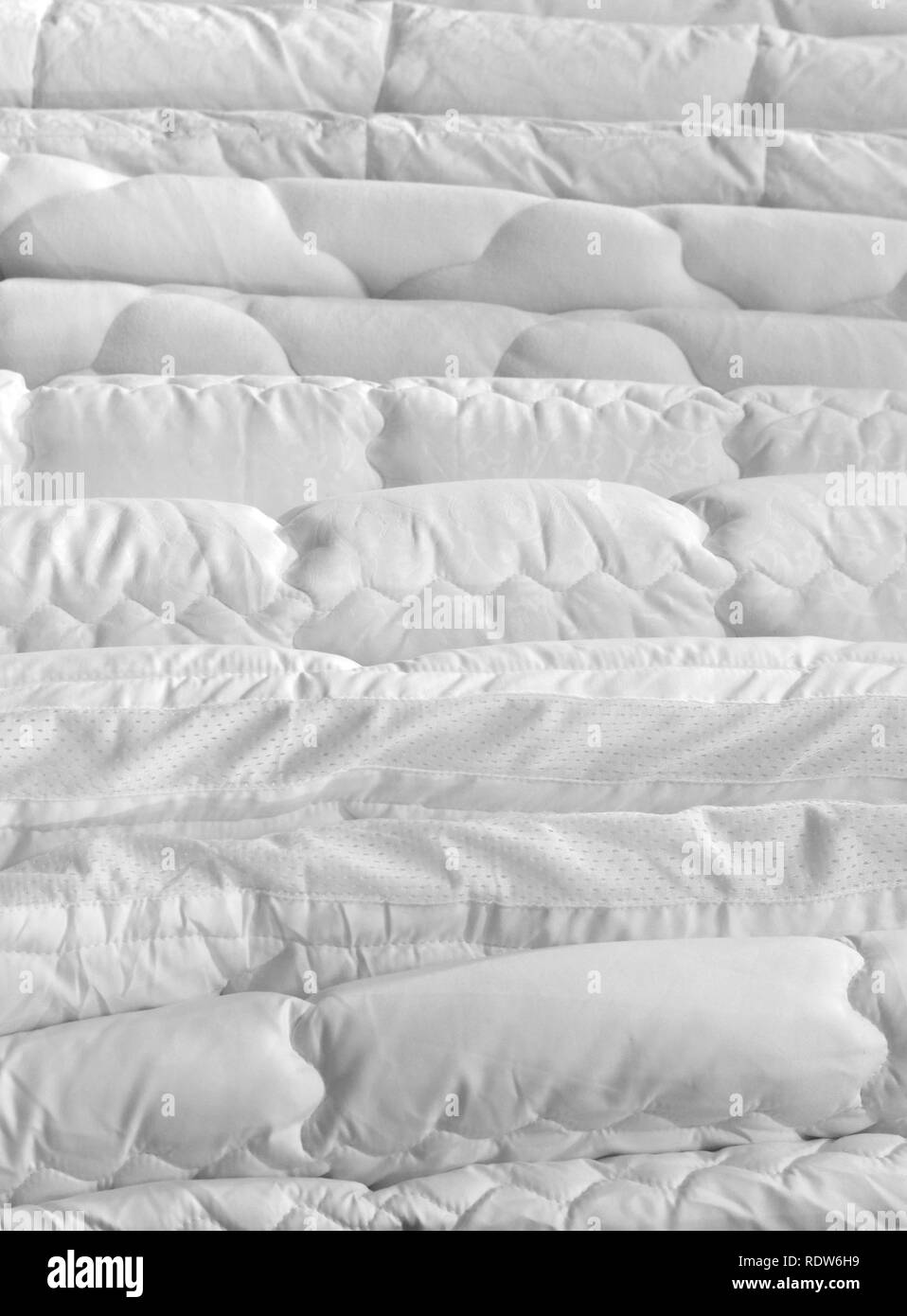 Ein Stapel von Weißen neue saubere Bettdecken in Store Stockfoto