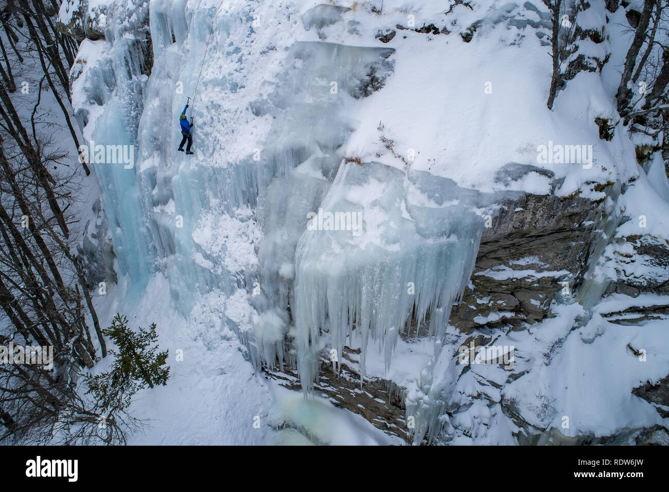 Eisklettern im Norden Griechenlands, Mann, Klettern gefrorenen Wasserfall. Stockfoto