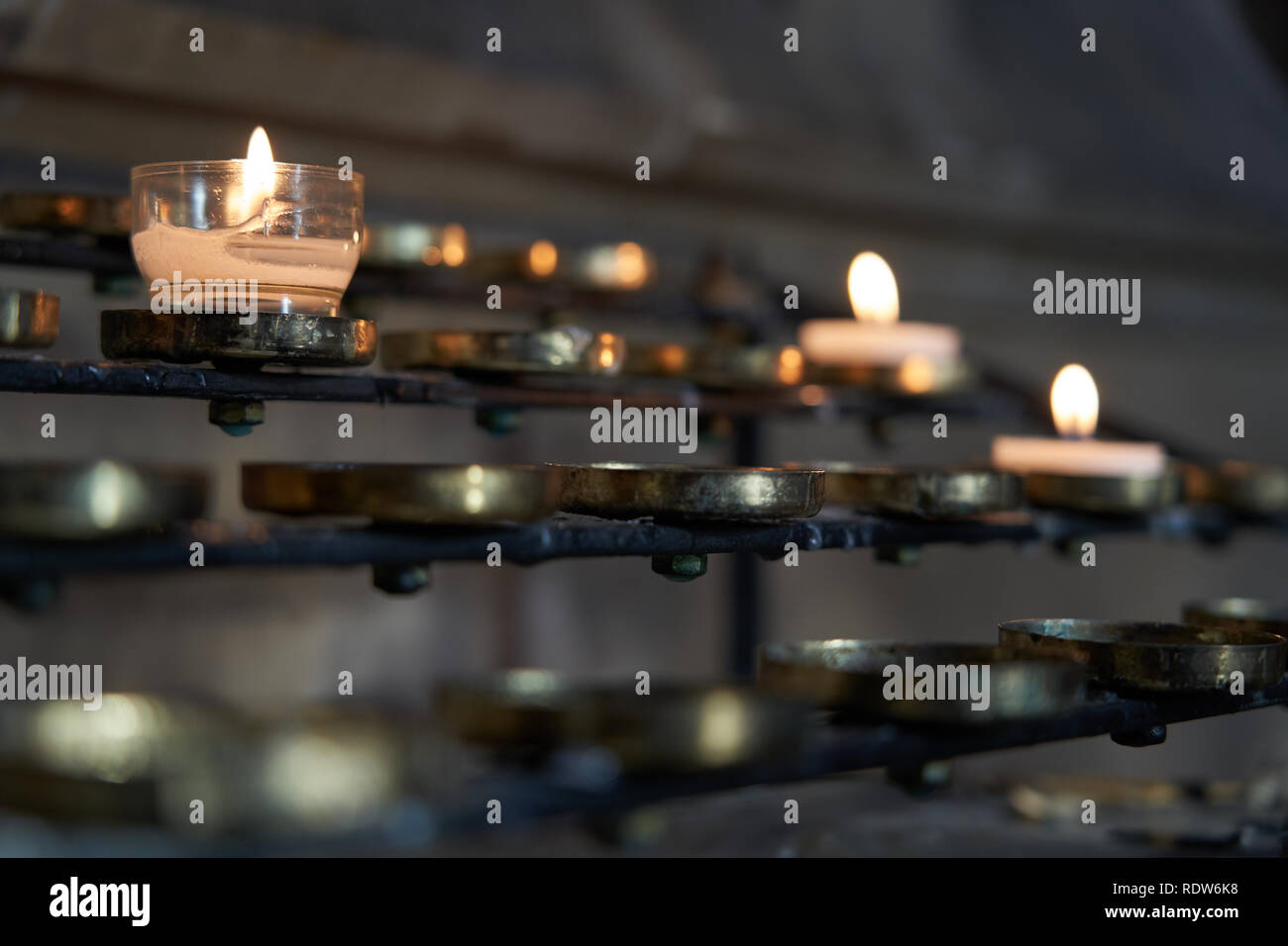 Votiv Kerzen in Llandaff Cathedral, Cardiff, South Wales Stockfoto