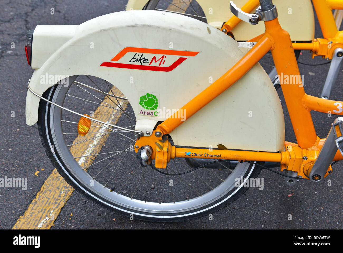 Bike Mi, ein Fahrrad teilen Programm in Mailand Italien gibt Bewohnern und  Touristen eine weitere Möglichkeit und reduziert den Verbrauch von fossilen  Brennstoffen Stockfotografie - Alamy