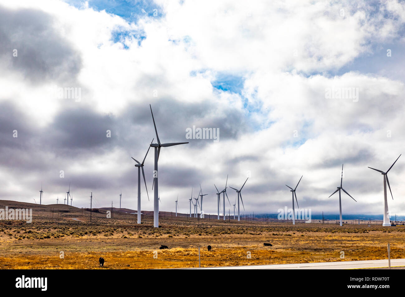 Wind Generatoren mit niedrigen und hohen Wolken im Tehachapi Pass von Kalifornien USA Stockfoto