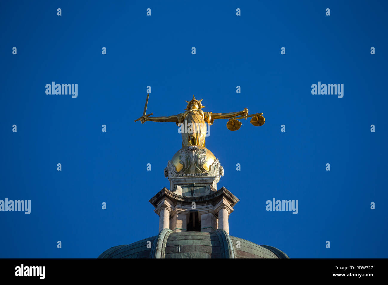 Lady Gerechtigkeit Statue auf der Oberseite des Old Bailey, zentralen Strafgerichtshof in London, England. Stockfoto