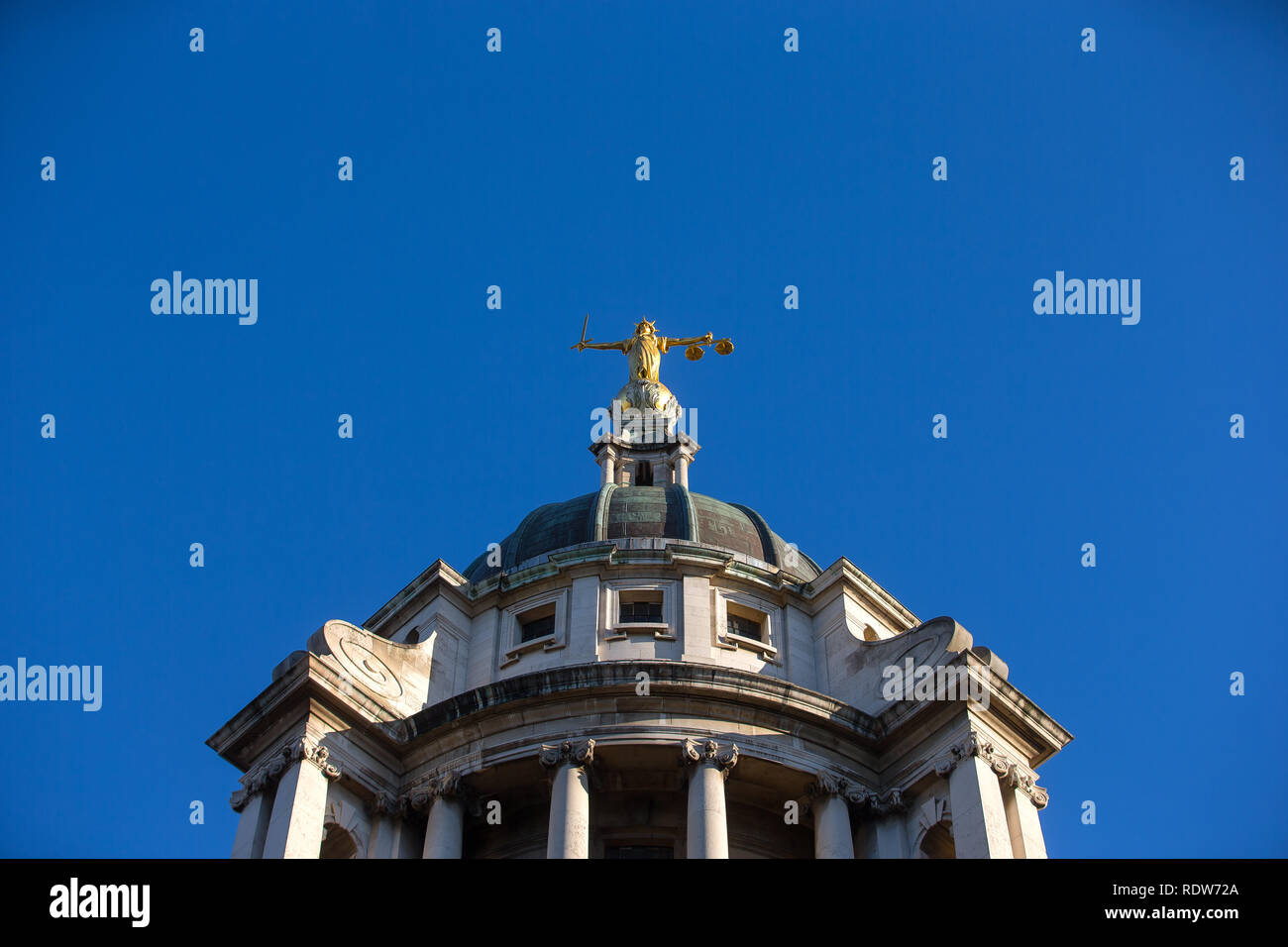 Lady Gerechtigkeit Statue auf der Oberseite des Old Bailey, zentralen Strafgerichtshof in London, England. Stockfoto
