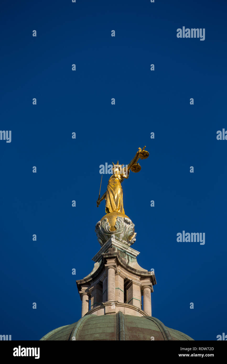 Lady Gerechtigkeit Statue auf der Oberseite des Old Bailey, zentralen Strafgerichtshof in London, England. Stockfoto