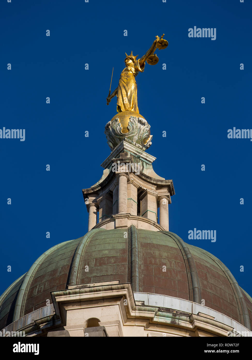 Lady Gerechtigkeit Statue auf der Oberseite des Old Bailey, zentralen Strafgerichtshof in London, England. Stockfoto