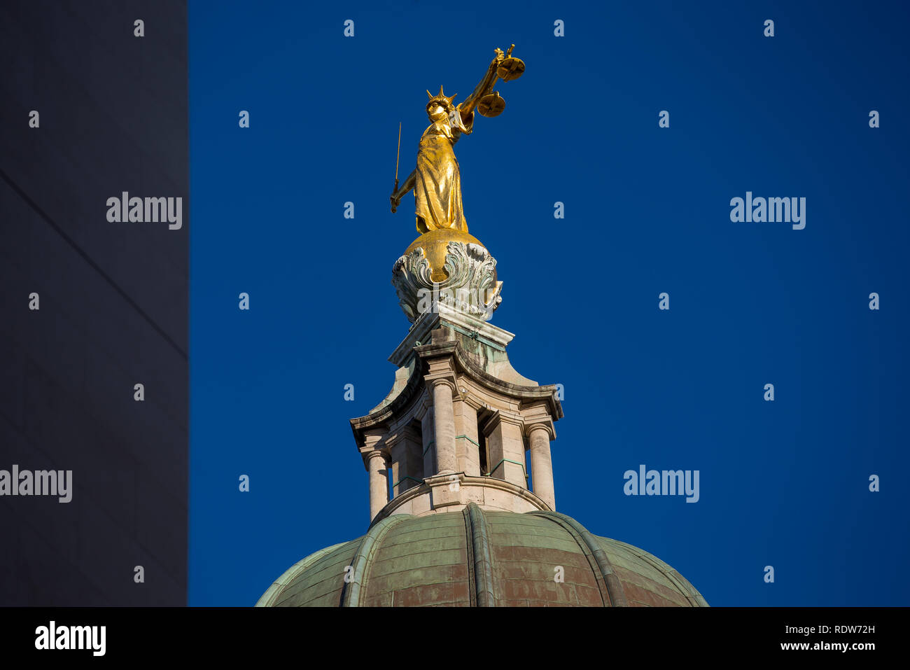 Lady Gerechtigkeit Statue auf der Oberseite des Old Bailey, zentralen Strafgerichtshof in London, England. Stockfoto