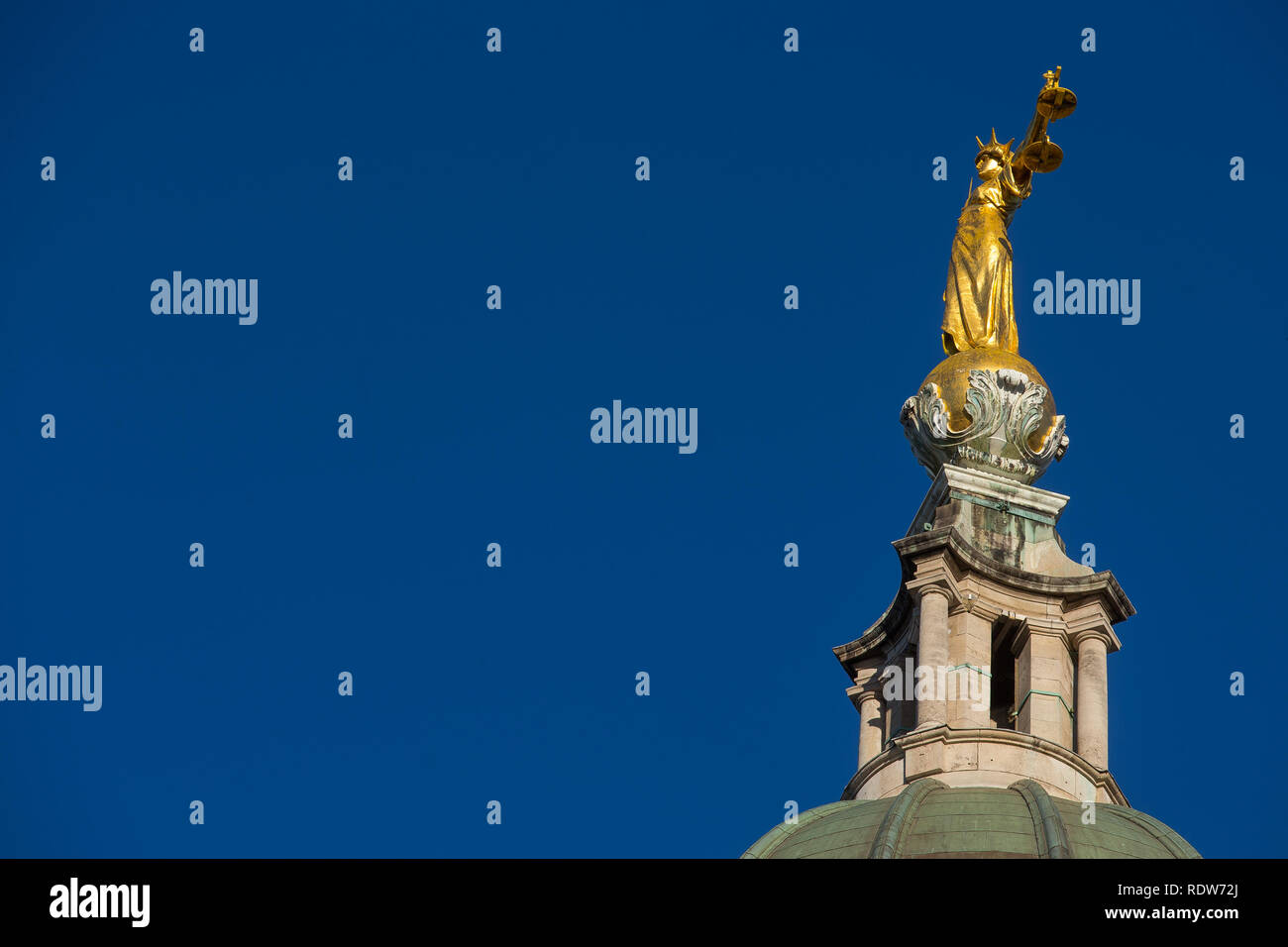 Lady Gerechtigkeit Statue auf der Oberseite des Old Bailey, zentralen Strafgerichtshof in London, England. Stockfoto