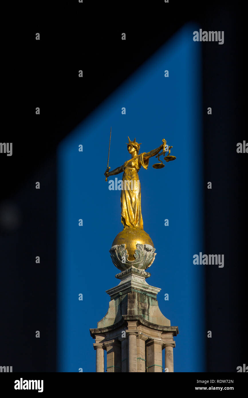 Lady Gerechtigkeit Statue auf der Oberseite des Old Bailey, zentralen Strafgerichtshof in London, England. Stockfoto