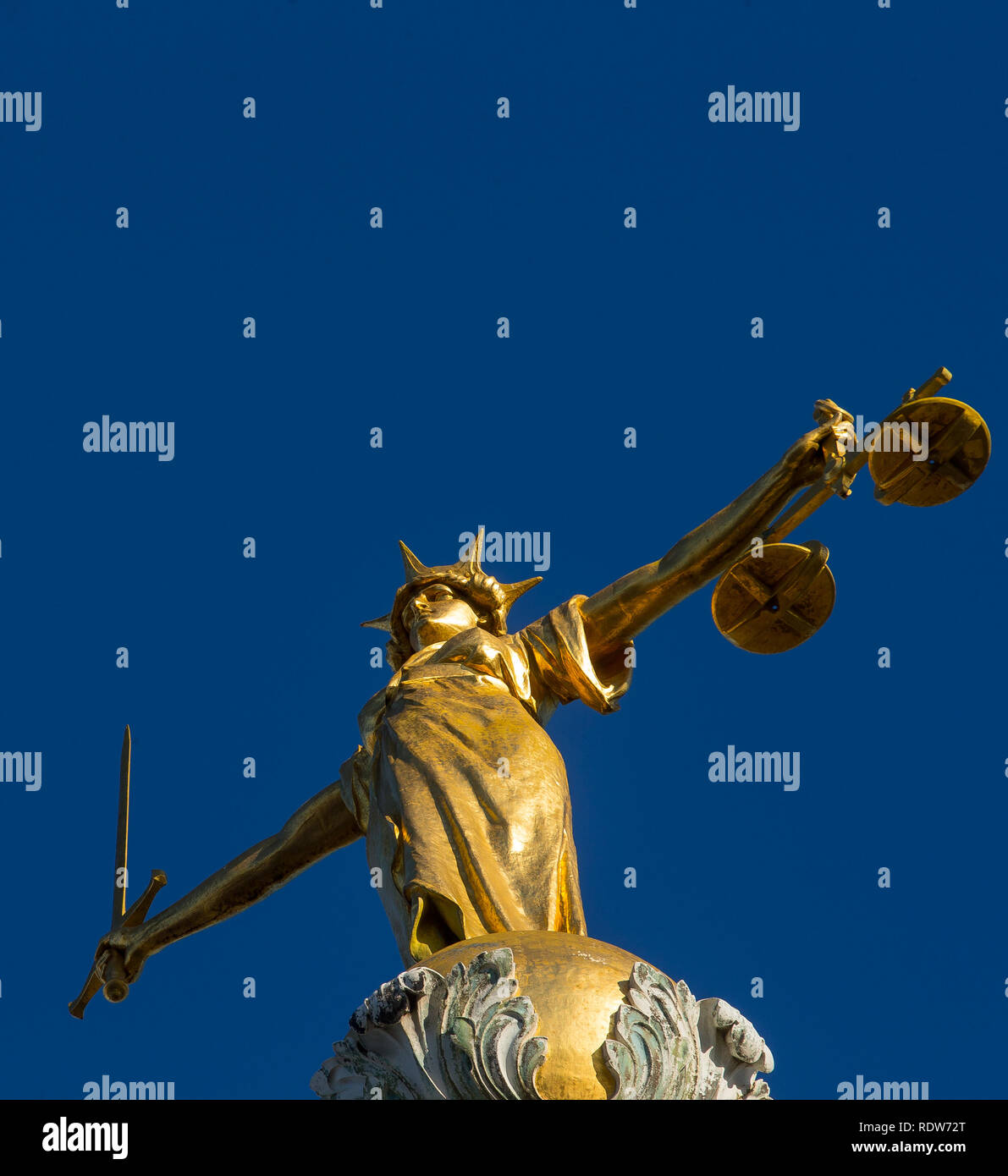 Lady Gerechtigkeit Statue auf der Oberseite des Old Bailey, zentralen Strafgerichtshof in London, England. Stockfoto