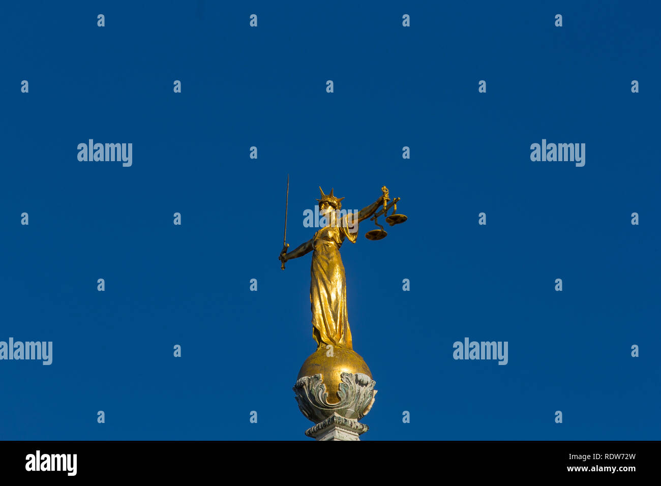 Lady Gerechtigkeit Statue auf der Oberseite des Old Bailey, zentralen Strafgerichtshof in London, England. Stockfoto