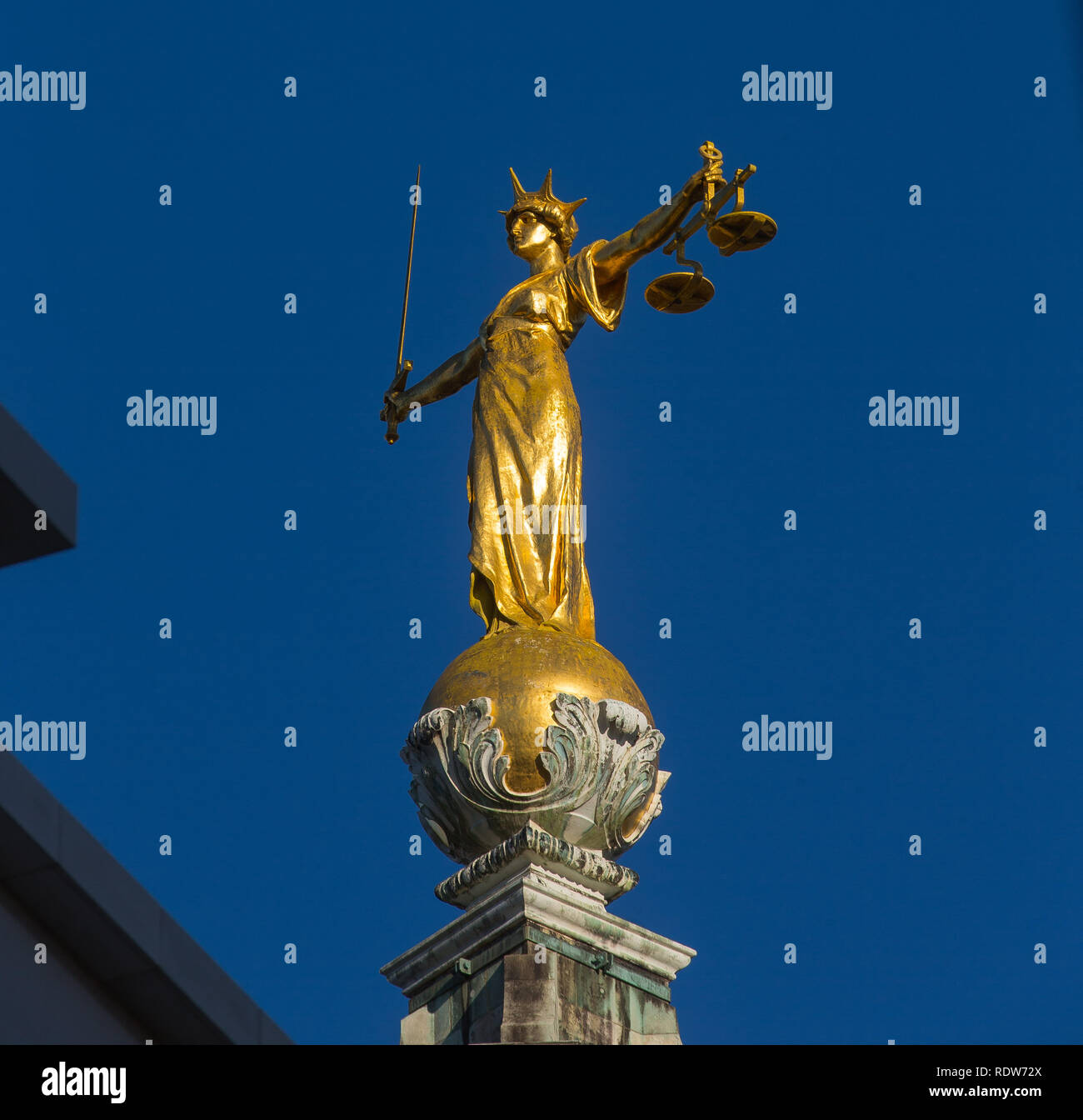 Lady Gerechtigkeit Statue auf der Oberseite des Old Bailey, zentralen Strafgerichtshof in London, England. Stockfoto