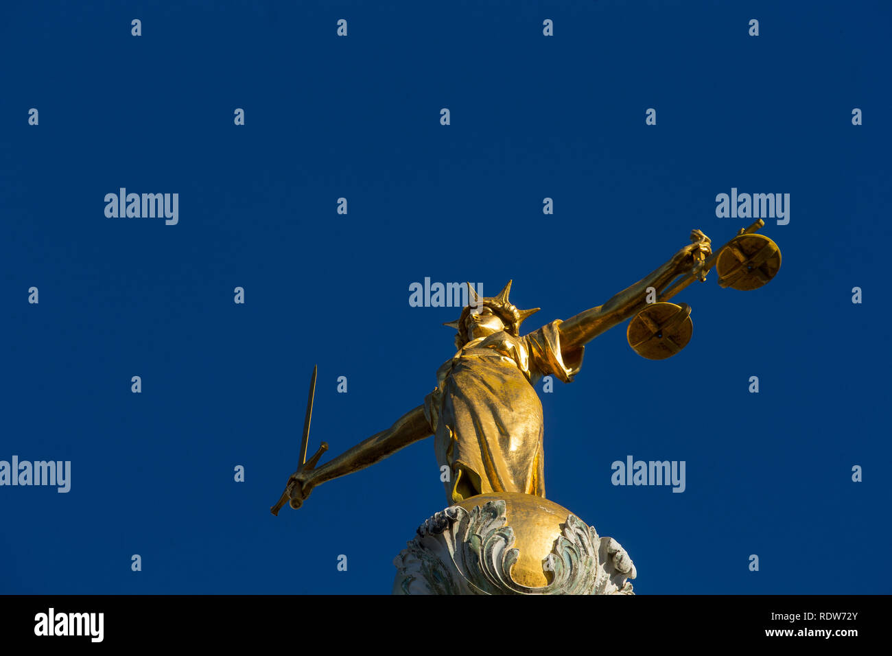 Lady Gerechtigkeit Statue auf der Oberseite des Old Bailey, zentralen Strafgerichtshof in London, England. Stockfoto