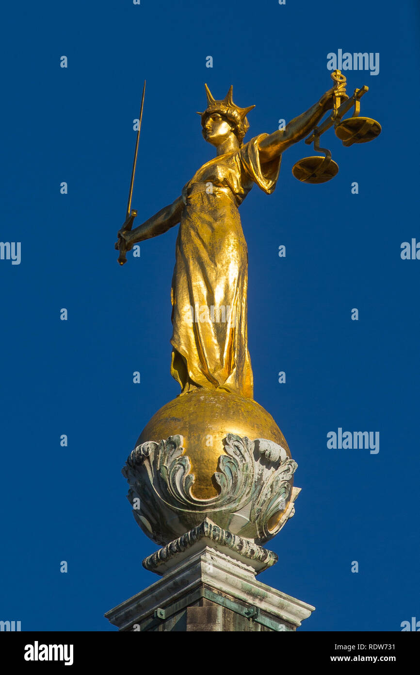 Lady Gerechtigkeit Statue auf der Oberseite des Old Bailey, zentralen Strafgerichtshof in London, England. Stockfoto