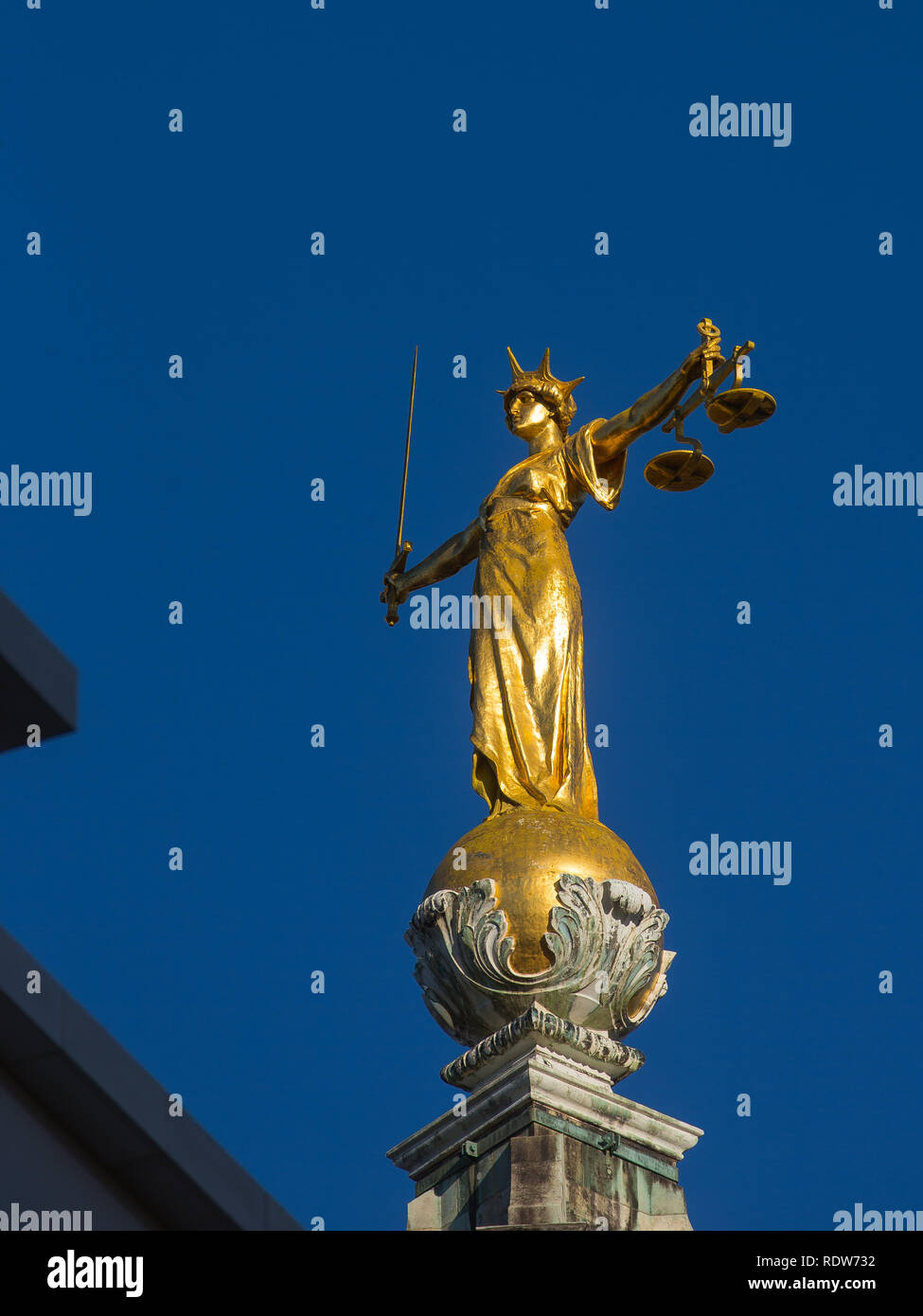 Lady Gerechtigkeit Statue auf der Oberseite des Old Bailey, zentralen Strafgerichtshof in London, England. Stockfoto