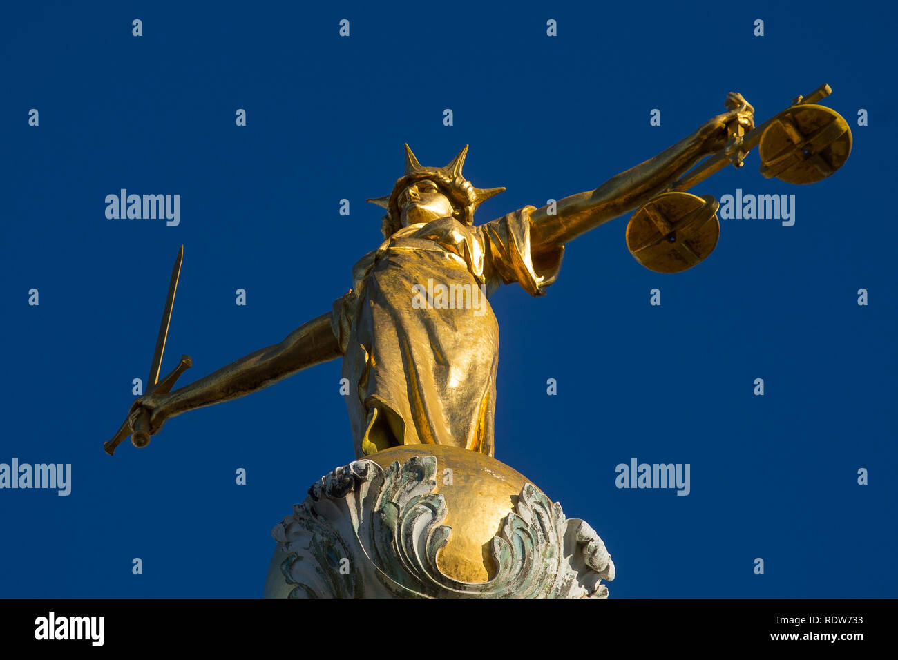 Lady Gerechtigkeit Statue auf der Oberseite des Old Bailey, zentralen Strafgerichtshof in London, England. Stockfoto