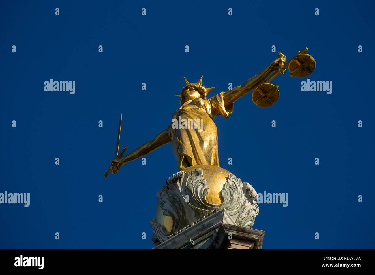Lady Gerechtigkeit Statue auf der Oberseite des Old Bailey, zentralen Strafgerichtshof in London, England. Stockfoto