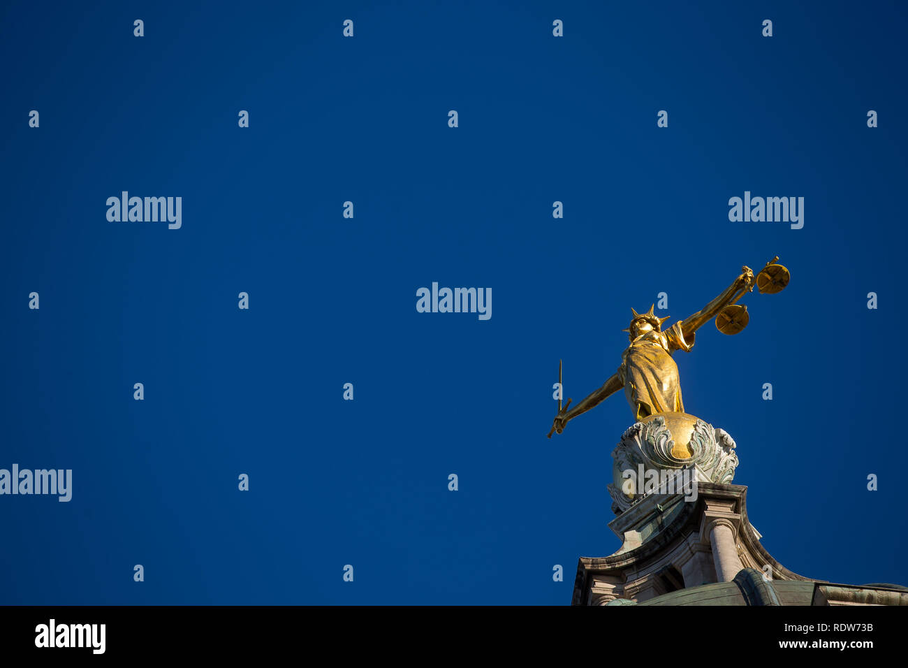 Lady Gerechtigkeit Statue auf der Oberseite des Old Bailey, zentralen Strafgerichtshof in London, England. Stockfoto