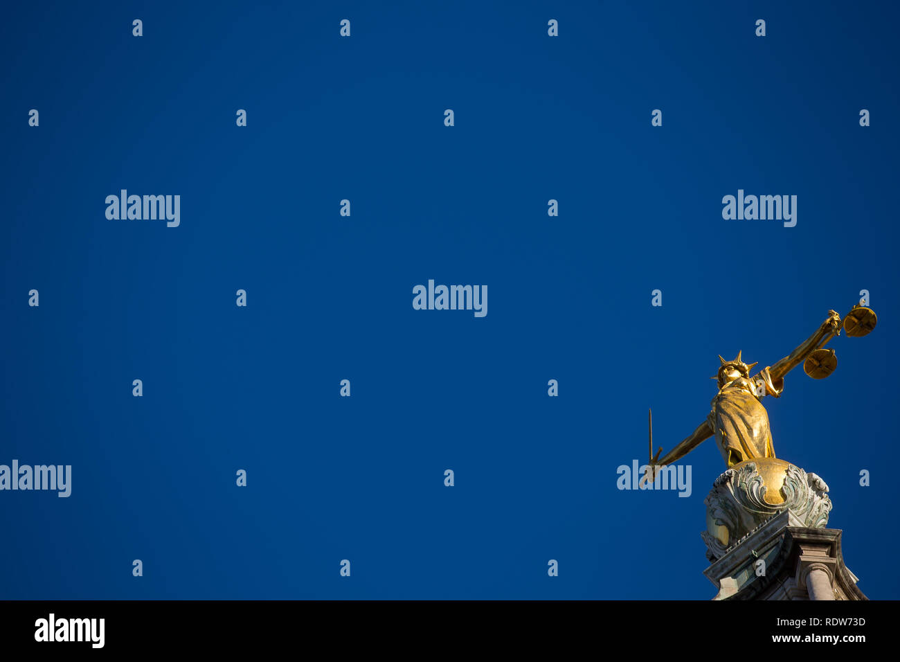 Lady Gerechtigkeit Statue auf der Oberseite des Old Bailey, zentralen Strafgerichtshof in London, England. Stockfoto