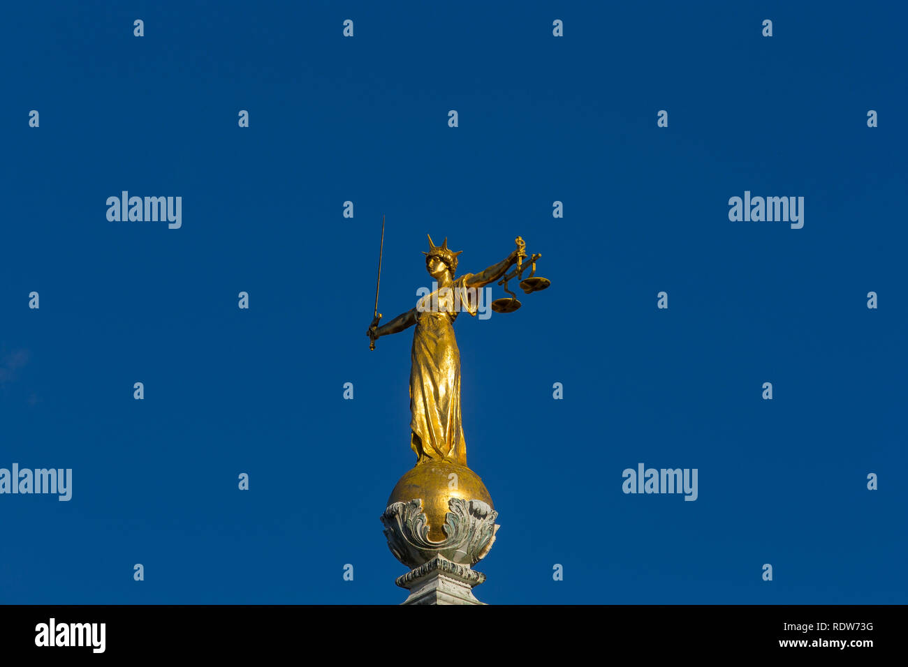 Lady Gerechtigkeit Statue auf der Oberseite des Old Bailey, zentralen Strafgerichtshof in London, England. Stockfoto