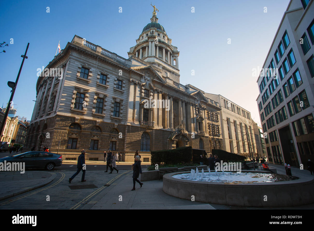 Allgemeine Ansicht GV des Old Bailey, zentralen Strafgerichtshof, London, England, von der Straße aus gesehen. Stockfoto