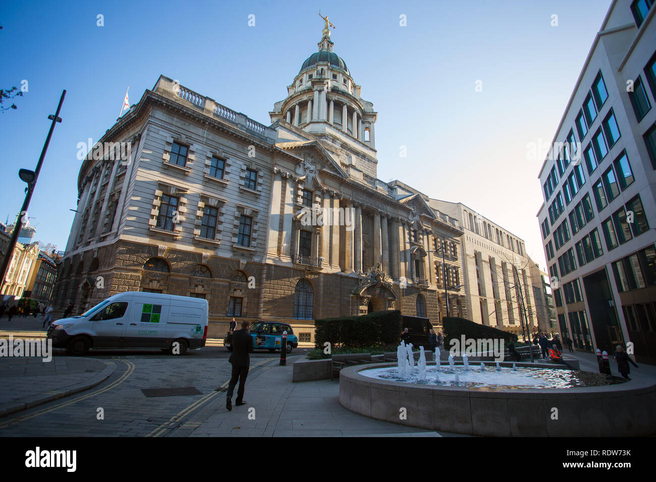 Allgemeine Ansicht GV des Old Bailey, zentralen Strafgerichtshof, London, England, von der Straße aus gesehen. Stockfoto