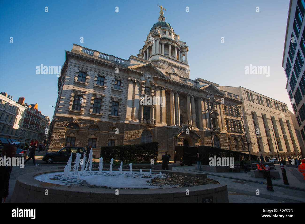 Allgemeine Ansicht GV des Old Bailey, zentralen Strafgerichtshof, London, England, von der Straße aus gesehen. Stockfoto