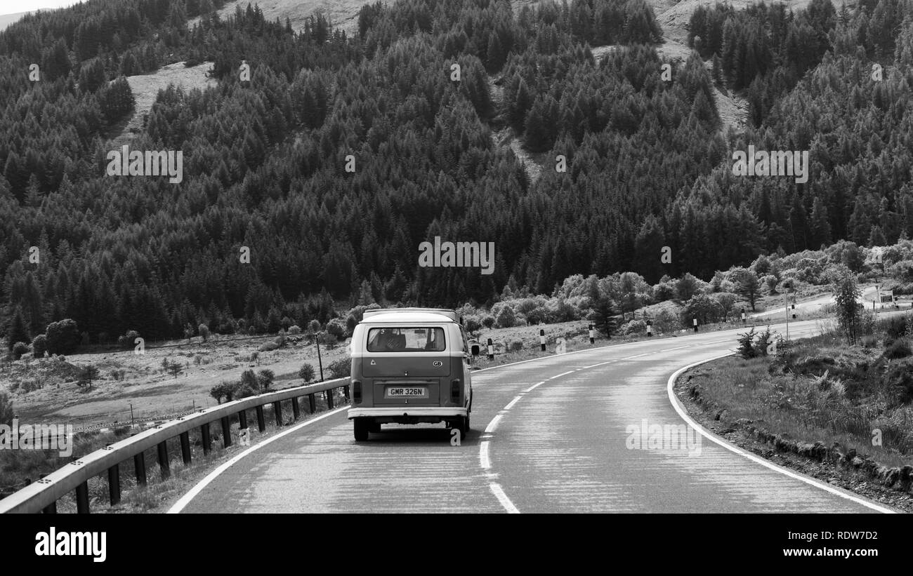 VW Camper an der Nordküste 500, Schottland Stockfoto