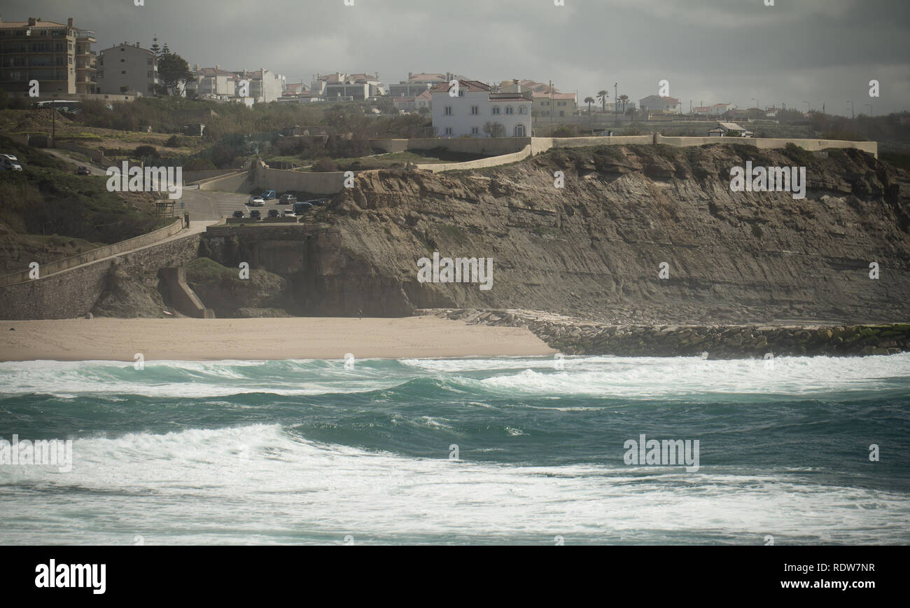 Meer Wellen auf grobe Portugals Küste Stockfoto