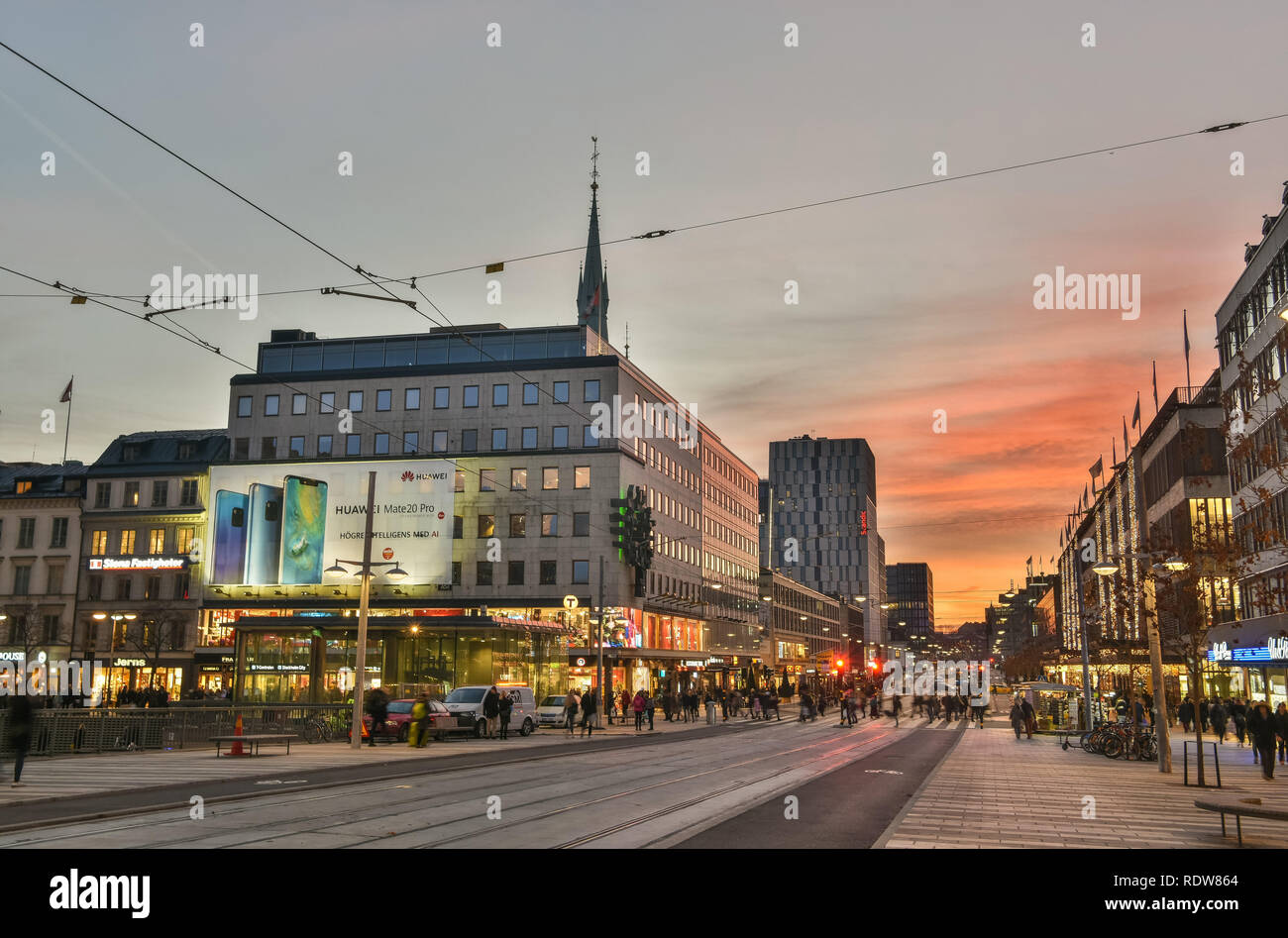 Stockholm, Schweden, 17. November 2018. Street View auf Klarabergsgatan Strasse in Stockholm, mit Wohn- und Geschäftshäuser, gewerbliche Eige n tum vor Stockfoto