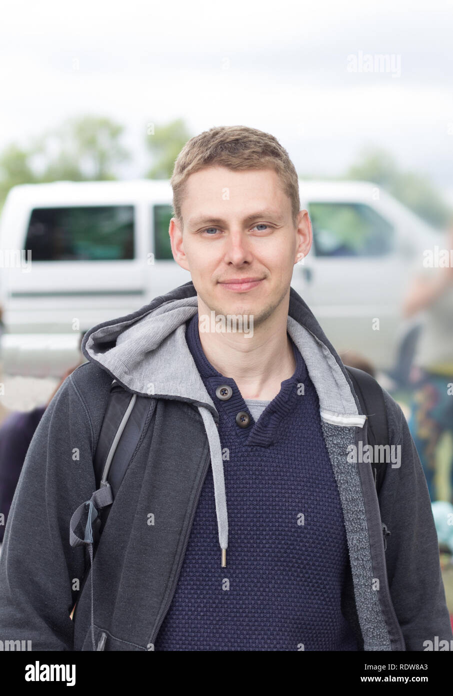 Gesicht Nahaufnahme der kaukasischen Mann mit blonden Haaren mit van Auto im Hintergrund Stockfoto