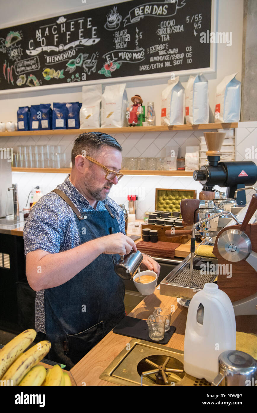 Machete Kaffee ist eines der neueren Coffee Shops in Wellington und wird von Cesar Cua und Paul Tag (abgebildet auf der Espresso Bar). Es ist bei 9 Boul entfernt Stockfoto