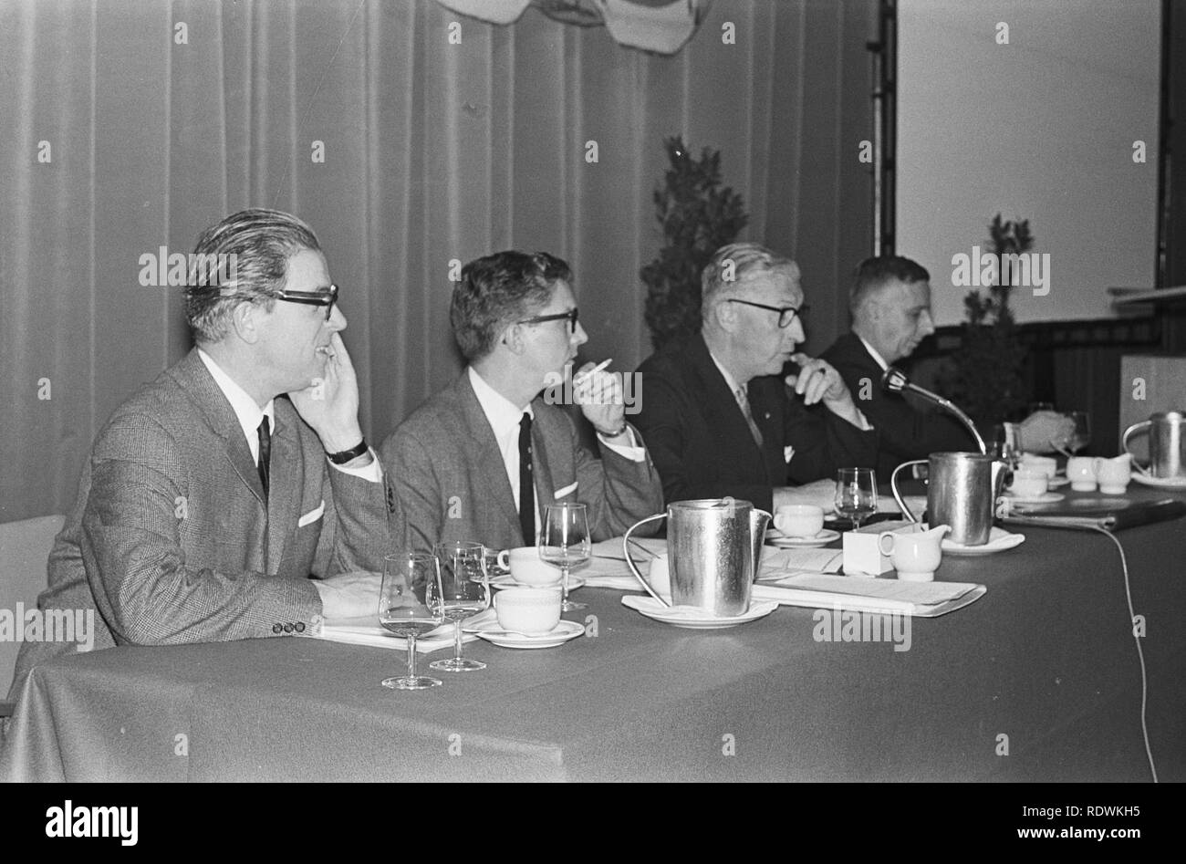 ANWB recreatiedag im Hilton te Rotterdam, het Bestuur ach de Tafel, Bestanddeelnr 917-1366. Stockfoto