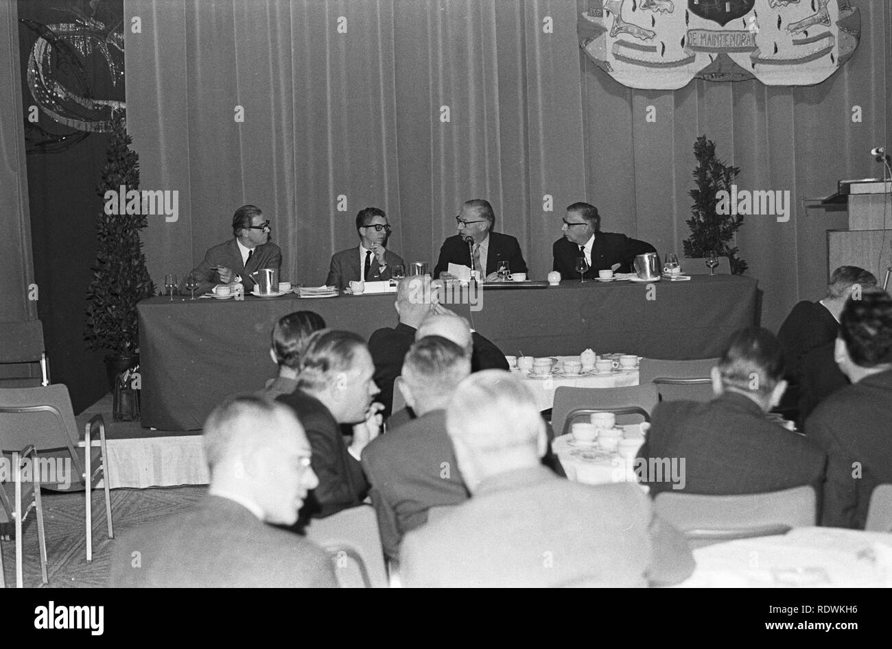 ANWB recreatiedag im Hilton te Rotterdam, het Bestuur ach de Tafel, Bestanddeelnr 917-1367. Stockfoto