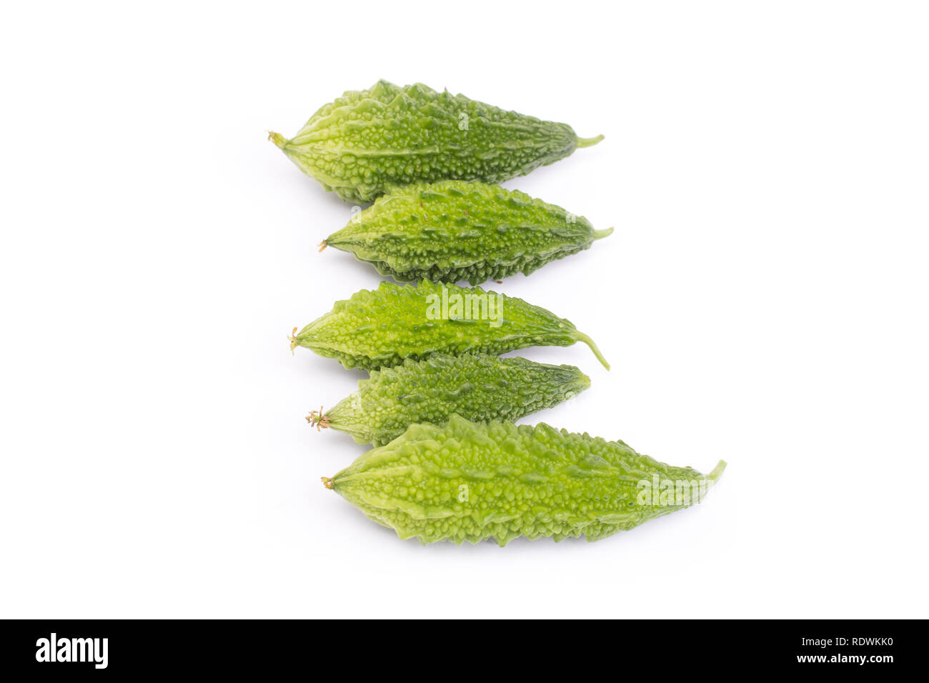 Balsam Apfel, bitteren Gurken, bitteren Kürbis, Balsam Birne (momordica charantia) auf weißem Hintergrund. Stockfoto