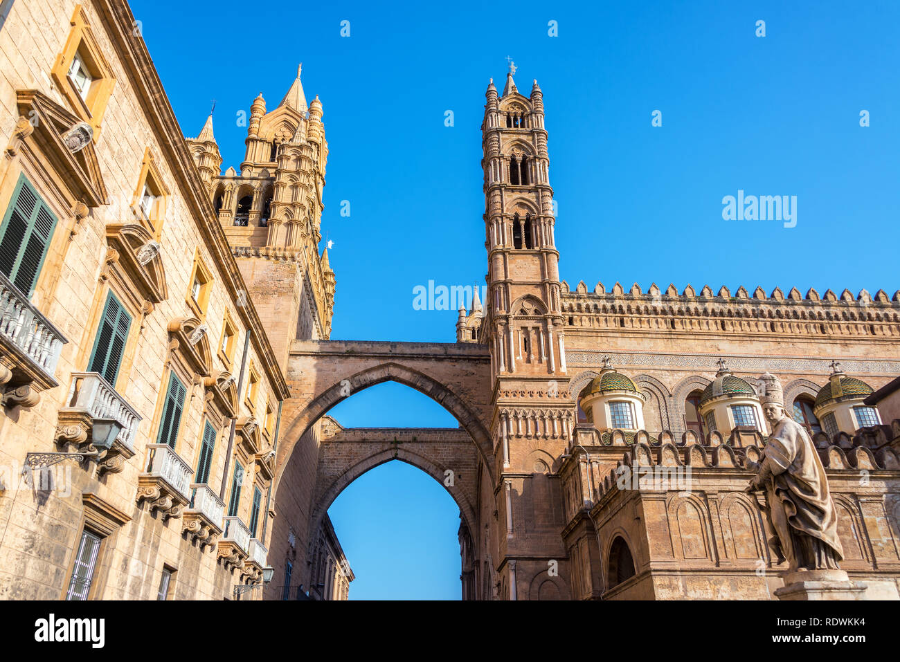 Blick auf den Dom von Palermo und schönen blauen Himmel in Palermo, Italien Stockfoto